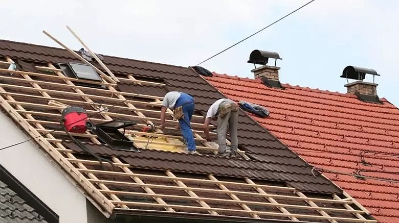L'équipe de Rénov Toitures au travail sur une toiture, couvreur à Clisson et alentours