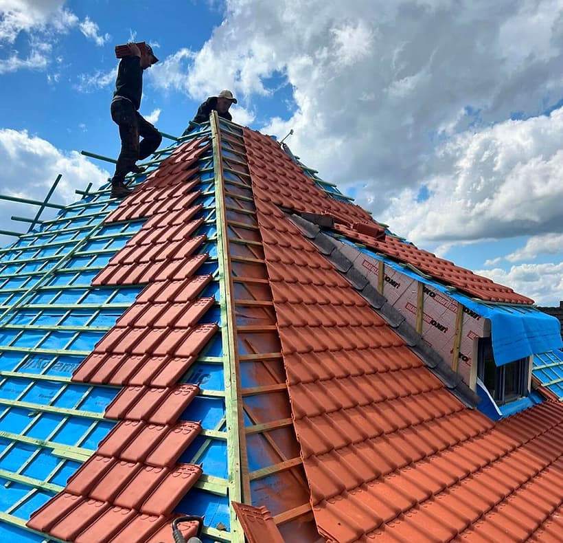 Toiture en tuiles remise en état après un orage, près de Clisson